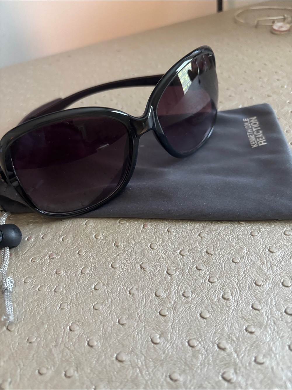 Classic Black Oversized Women's Sunglasses - UV Protection - Picture 3 of 4